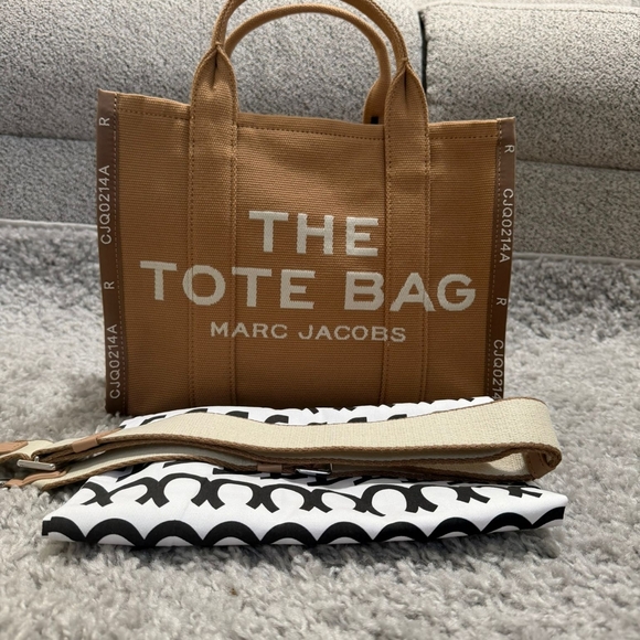 The Jacquard Medium Tote Bag - Picture 2 of 6